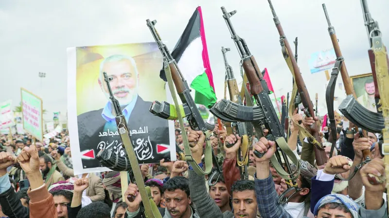 Các tay súng của lực lượng Houthi tuần hành tại thủ đô Sanaa, Yemen ngày 2-8, thể hiện sự đoàn kết với người Palestine. Ảnh: Reuters
