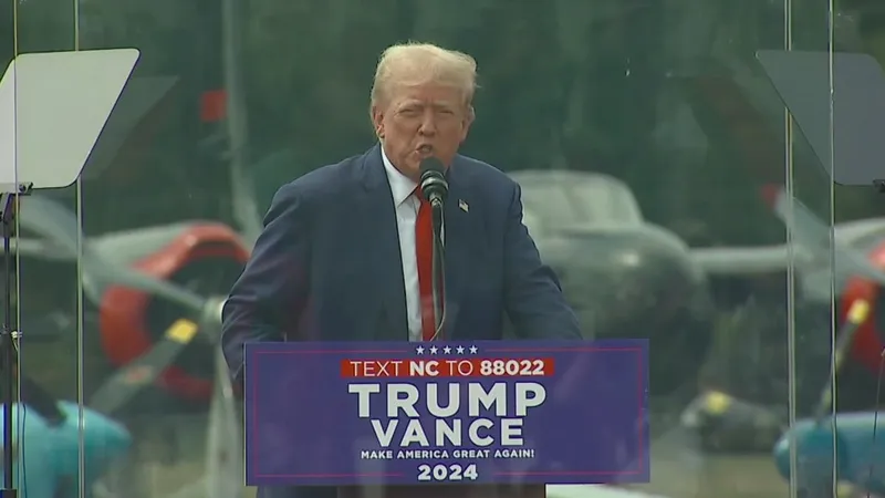 Ông Donald Trump vận động cử tri ngoài trời sau lớp kính chống đạn