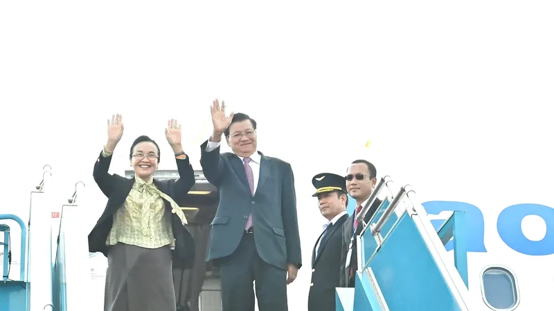 Tổng Bí thư, Chủ tịch nước Lào Thongloun Sisoulith và Phu nhân rời TPHCM, sáng 13-9. Ảnh: VIỆT DŨNG