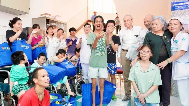 Hai người bạn Thụy Sĩ thăm Làng Hòa Bình