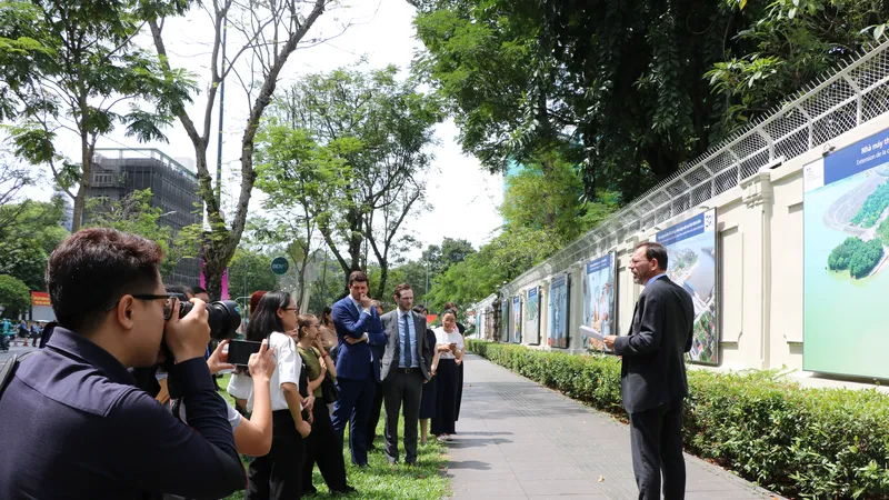 Giám đốc AFD Julien Seillan giới thiệu về các bức ảnh tại triển lãm. Ảnh: TỔNG LÃNH SỰ QUÁN PHÁP TẠI TPHCM
