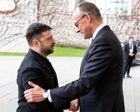 Tổng thống Ukraine Volodymyr Zelensky (trái) và Thủ tướng Đức Friedrich Merz tại Berlin, Đức. Ảnh: ACTION PRESS/SHUTTERSTOCK