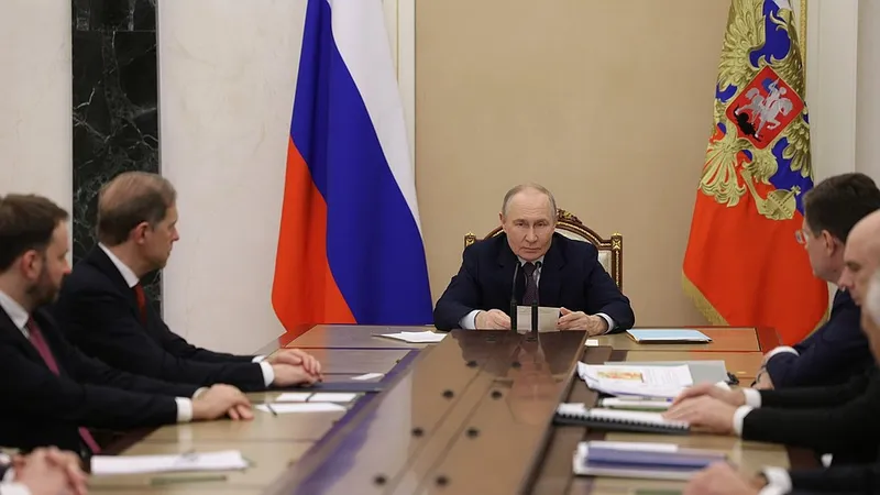 Tổng thống Nga Vladimir Putin chủ trì cuộc họp ngày 9-3. Ảnh: ĐIỆN KREMLIN