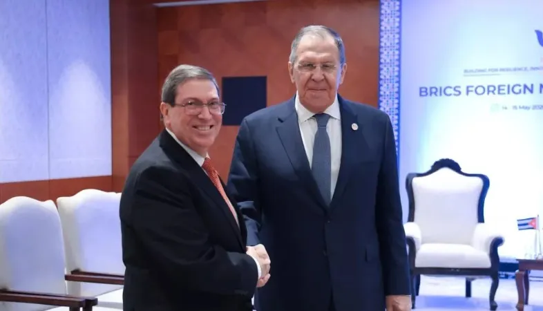 Ngoại trưởng Nga Sergey Lavrov (phải) và Ngoại trưởng Cuba Bruno Rodríguez Parrilla. Ảnh: Caliber