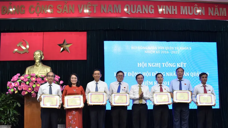 Bí thư Quận ủy quận 10 Đặng Quốc Toàn tặng giấy khen cho các tập thể có thành tích trong hoạt động HĐND quận nhiệm kỳ 2016 - 2021