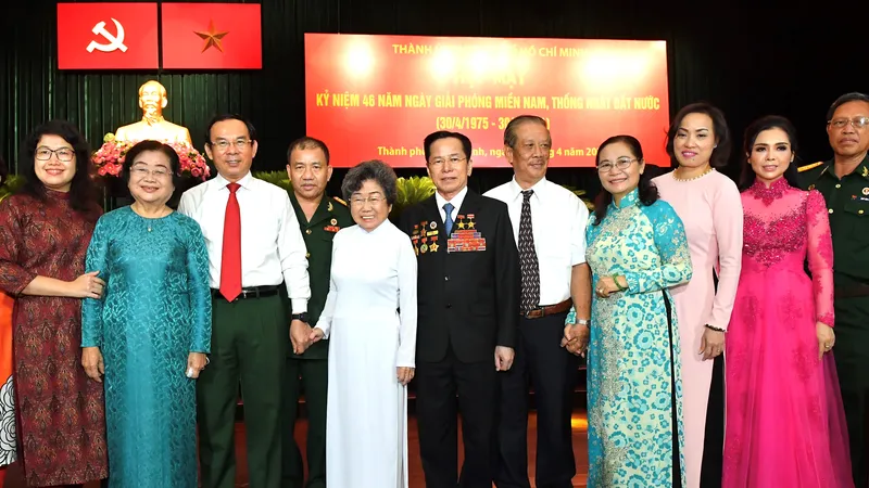 B​í thư Thành ủy TPHCM Nguyễn Văn Nên và Chủ tịch HĐND TPHCM Nguyễn Thị Lệ gặp gỡ các đại biểu tại buổi họp mặt. Ảnh: VIỆT DŨNG
