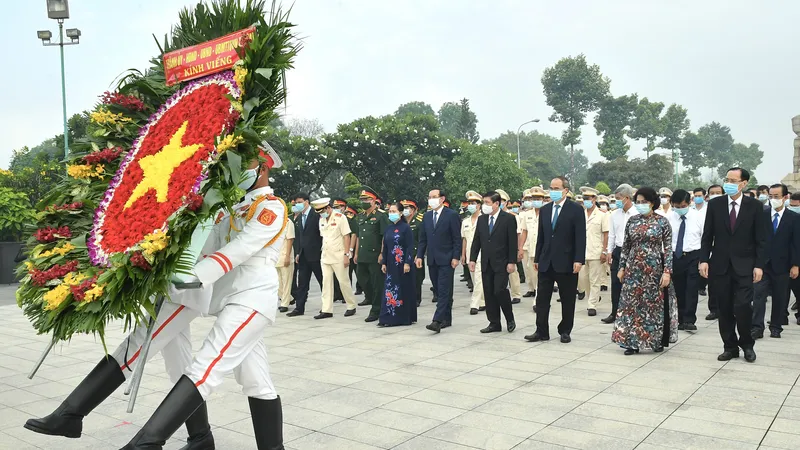  Lãnh đạo TPHCM dâng hương tưởng niệm các anh hùng liệt sĩ nhân Ngày Giải phóng miền Nam, thống nhất đất nước