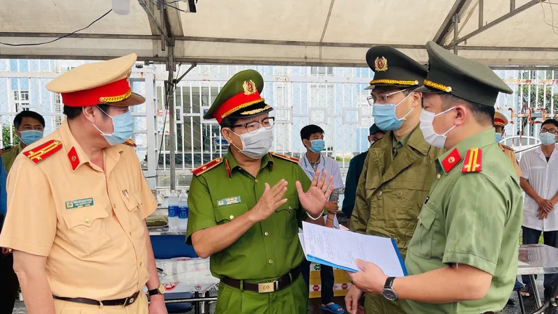 Thiếu tướng Trần Đức Tài kiểm tra công tác triển khai lực lượng, phương tiện, trang bị hậu cần, công tác phối hợp với các lực lượng công an TPHCM. Ảnh: VĂN MINH