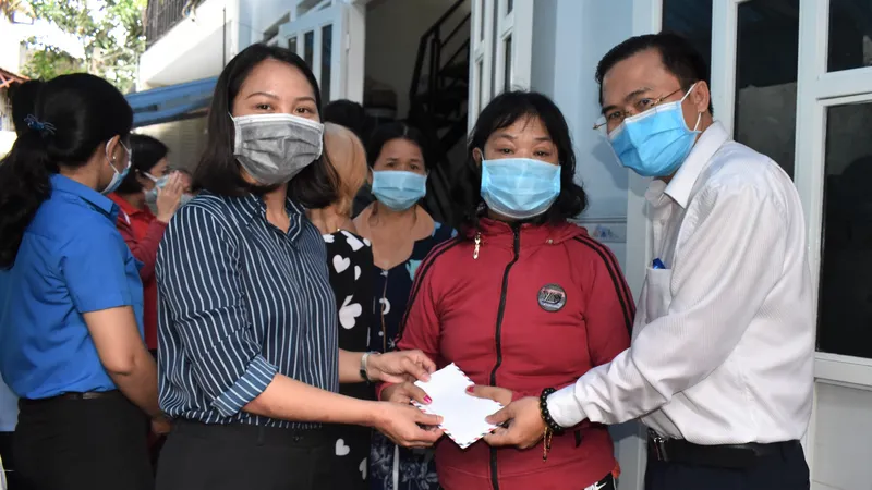 Ông Cao Thanh Bình, Chánh Văn phòng Đoàn ĐBQH và HĐND TPHCM và bà Nguyễn Thị Hiếu Hạnh, Bí thư Đảng ủy phường Tăng Nhơn Phú B tặng quà các hộ dân bị ảnh hưởng do cơn mưa chiều ngày 21-5