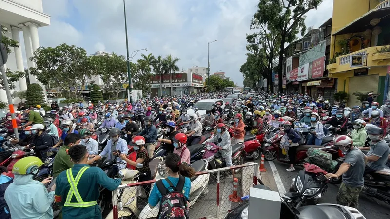 Ngày thứ hai quận Gò Vấp giãn cách: Dồn ứ tại các chốt kiểm soát, phải xả chốt
