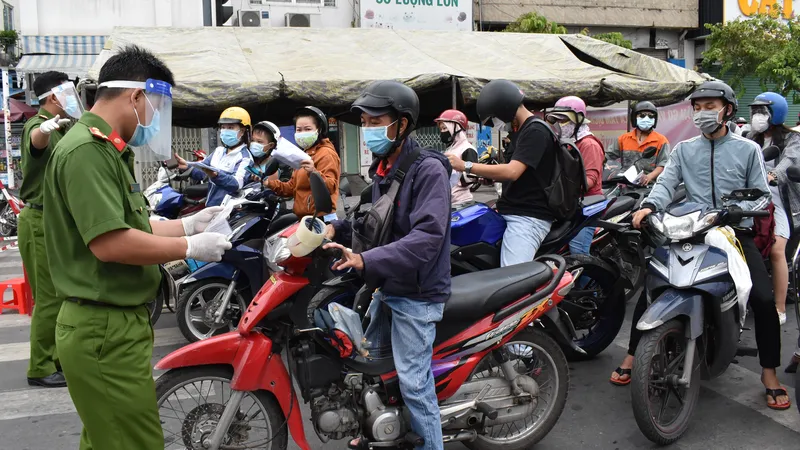Kiểm soát người dân đi ra vào quận Gò Vấp tại chốt Phan Văn Trị - Phạm Văn Đồng