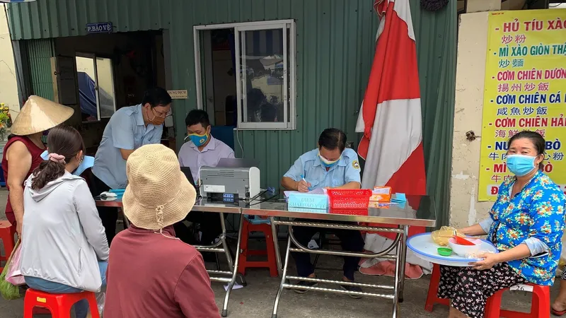 Người dân quận 11 thực hiện khai báo y tế khi đi chợ
