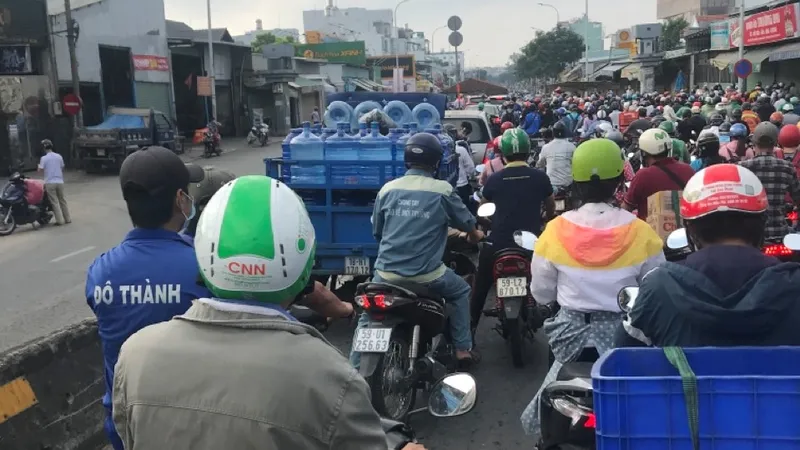 Ùn ứ giao thông tại chốt kiểm soát trên đường Lê Đức Thọ, quận Gò Vấp