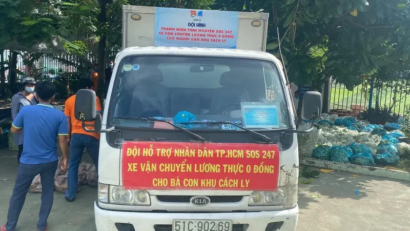 Xe vận chuyển lương thực cho người dân khu cách ly