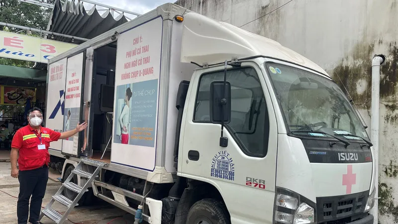 Quận 11 đưa vào hoạt động máy chụp X quang di động phân loại người mắc Covid-19