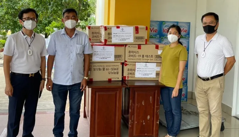 Quỹ thiện nguyện Steve Bùi và Những người bạn trao tặng khẩu trang N95 cho TPHCM