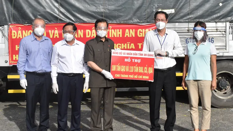 Tỉnh An Giang tặng TPHCM 100 tấn gạo, 110 tấn rau, củ, quả