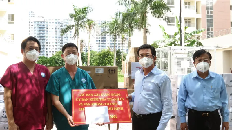 Đồng chí Dương Ngọc Hải trao bảng tượng trưng tặng trang thiết bị y tế cho Bệnh viện dã chiến thu dung điều trị Covid-19 số 12. Ảnh: ĐÌNH LÝ