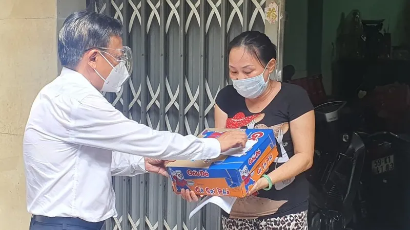 Đồng chí Nguyễn Hữu Hiệp tặng quà người Hoa ở quận 11 có hoàn cảnh khó khăn do dịch Covid-19 