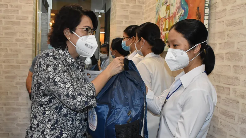 Chủ tịch Ủy ban MTTQ Việt Nam TPHCM Tô Thị Bích Châu tặng quà động viên các tình nguyện viên tôn giáo tham gia công tác chống dịch Covid-19. Ảnh: ĐÌNH LÝ