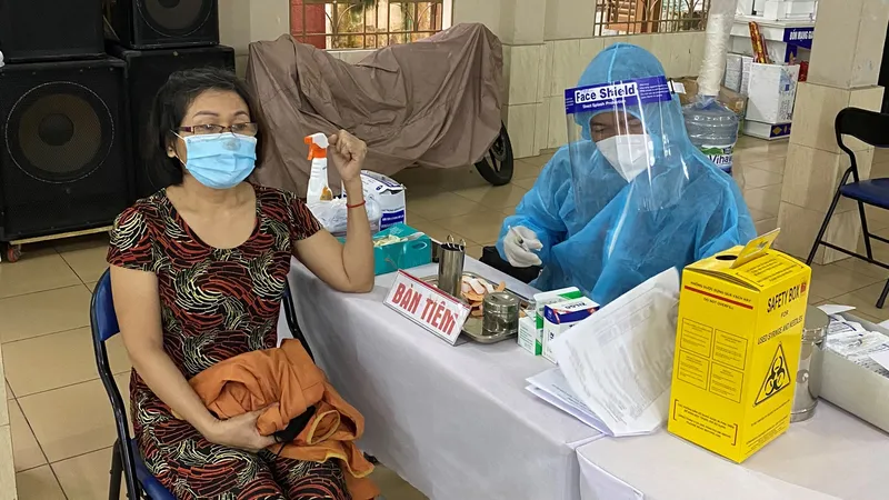 Tiêm vaccine cho người dân trên 18 tuổi ở quận 11, TPHCM