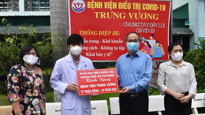 Đoàn ĐBQH TPHCM thăm, tặng quà Bệnh viện điều trị Covid-19 Trưng Vương