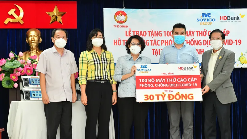 Chủ tịch Ủy ban MTTQ VN TPHCM Tô Thị Bích Châu và Phó Chủ tịch UBND TPHCM Phan Thị Thắng tiếp nhận 100 bộ máy thở cao cấp do Sovico và HD Bank trao tặng. Ảnh: VIỆT DŨNG