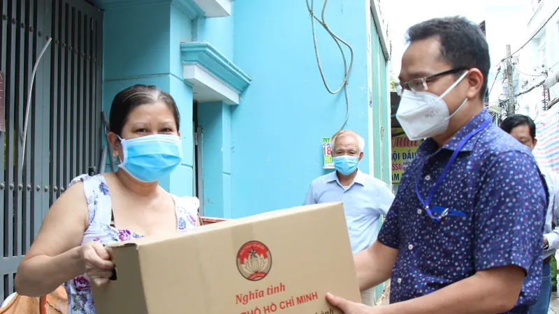 Tặng quà cho các hộ dân gặp khó khăn do dịch Covid-19