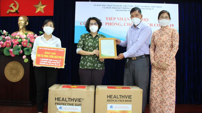 Chủ tịch Ủy ban MTTQ Việt Nam TPHCM Tô Thị Bích Châu tiếp nhận trang thiết bị y tế do Công ty Cổ phần Công nghệ cao AS-TK Việt Nam trao tặng
