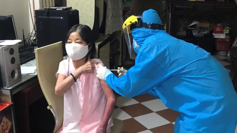 Lực lượng y tế quận 11 xuống tận nhà tiêm vaccine cho người dân