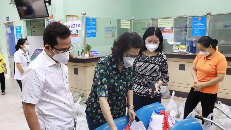 Đồng chí Tô Thị Bích Châu khảo sát các túi an sinh tại Trung tâm an sinh quận Phú Nhuận