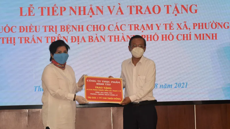 Công ty Cổ phần Thực phẩm Bình Tây tặng Ban Dân vận Thành ủy TPHCM 10.320 phần thuốc điều trị
