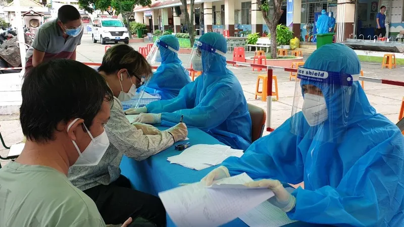 Quận 11 triển khai tiêm vaccine mũi 2 cho người dân trên 18 tuổi
