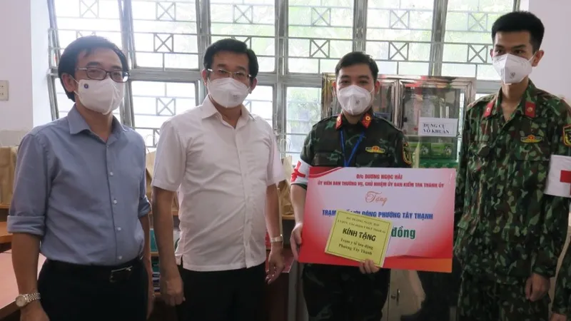 Đồng chí Dương Ngọc Hải tặng quà động viên lực lượng y, bác sĩ làm nhiệm vụ tại một trạm y tế lưu động ở quận Tân Phú. Ảnh: ĐÌNH LÝ