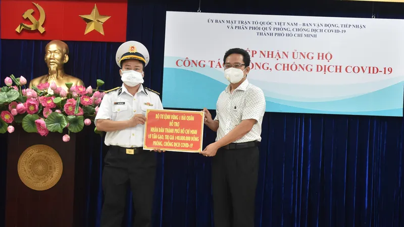 Ông Phạm Minh Tuấn tiếp nhận bảng tượng trưng ủng hộ 10 tấn gạo của Bộ Tư lệnh Vùng 1 Hải quân trao tặng