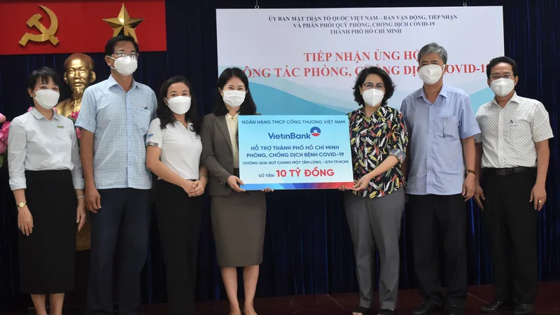 Chủ tịch Ủy ban MTTQ Việt Nam TPHCM Tô Thị Bích Châu tiếp nhận bảng tượng trưng ủng hộ Quỹ phòng chống dịch Covid-19 của Ngân hàng Vietinbank thông qua Quỹ “Chung một tấm lòng” của Đài Truyền hình TPHCM