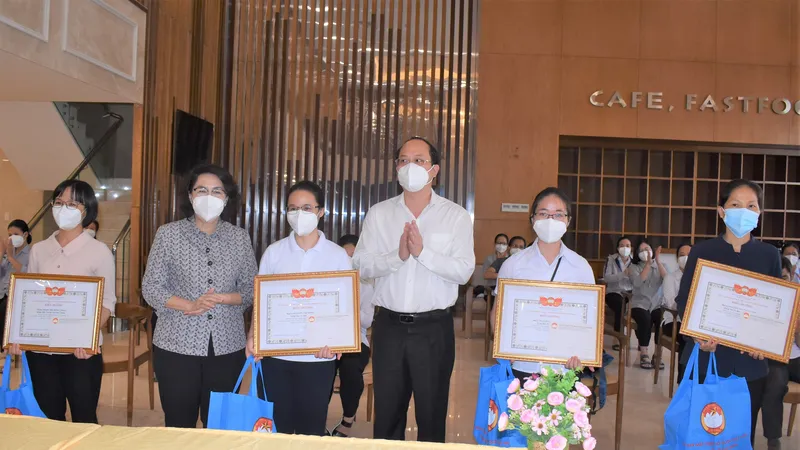 Đồng chí Nguyễn Hồ Hải và đồng chí Tô Thị Bích Châu biểu dương và tặng quà cho các tình nguyện viên. 