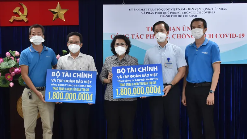 Chủ tịch Ủy ban MTTQ Việt Nam TPHCM Tô Thị Bích Châu tiếp nhận bảng tượng trưng ủng hộ từ đại diện Bộ Tài chính và Tập đoàn Bảo Việt