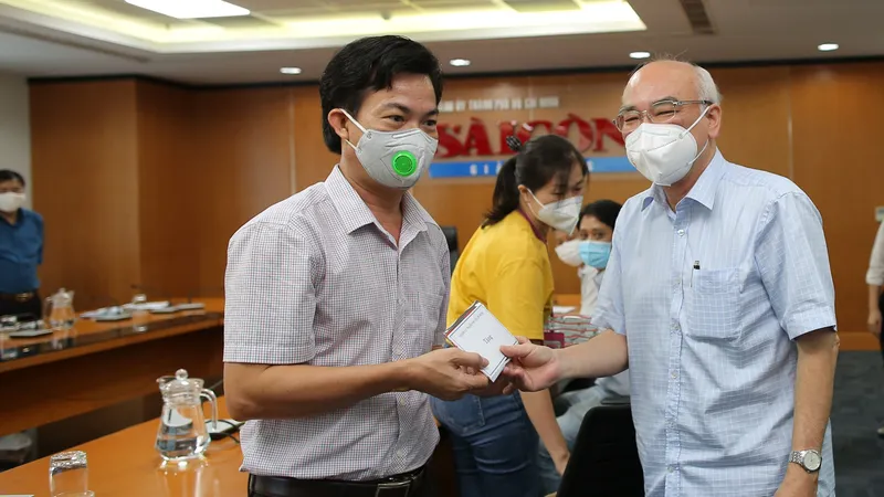  Trưởng Ban Tuyên giáo Thành ủy TPHCM thăm phóng viên, người lao động tại các báo, đài mắc Covid-19