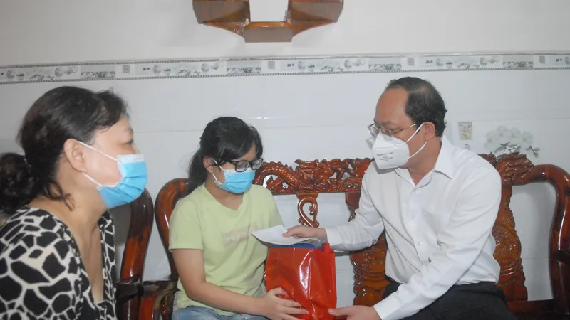 Phó Bí thư Thành ủy TPHCM Nguyễn Hồ Hải thăm hỏi trẻ em mồ côi có cha, mẹ mất vì Covid-19. Ảnh: CAO THĂNG 