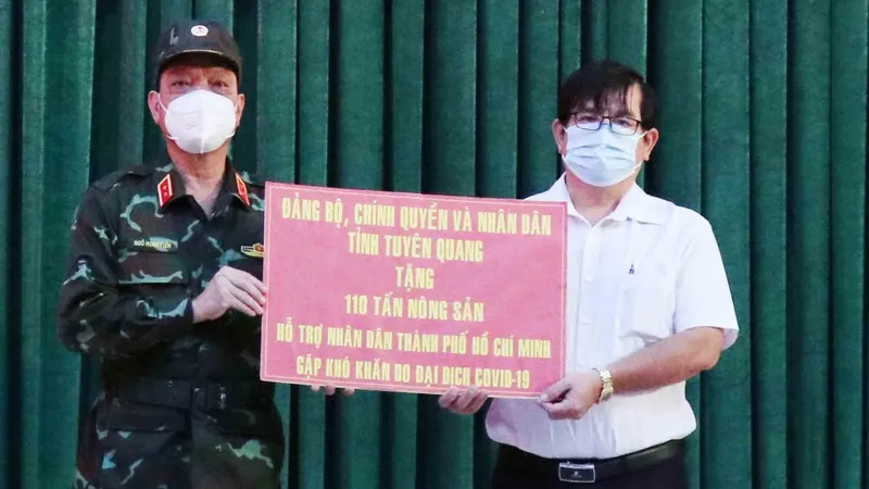 Phó Chủ tịch Ủy ban MTTQ Việt Nam TPHCM Ngô Thanh Sơn tiếp nhận bảng tượng trưng ủng hộ nông sản của tỉnh Tuyên Quang