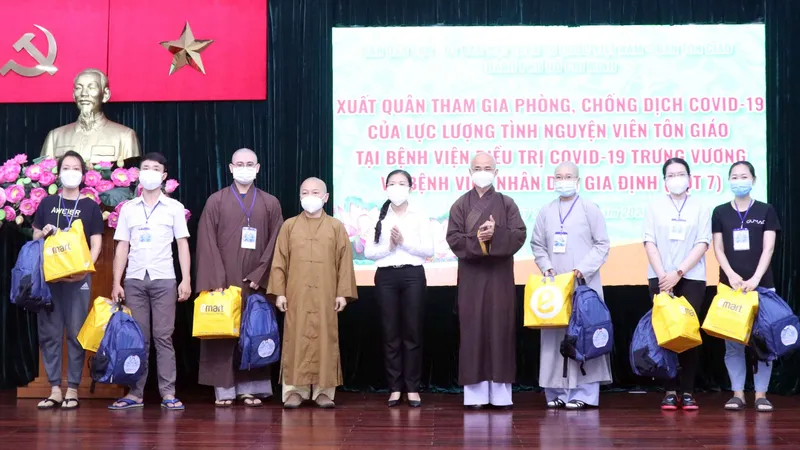 Tặng quà động viên các tình nguyện viên tôn giáo tham gia tuyến đầu chống dịch