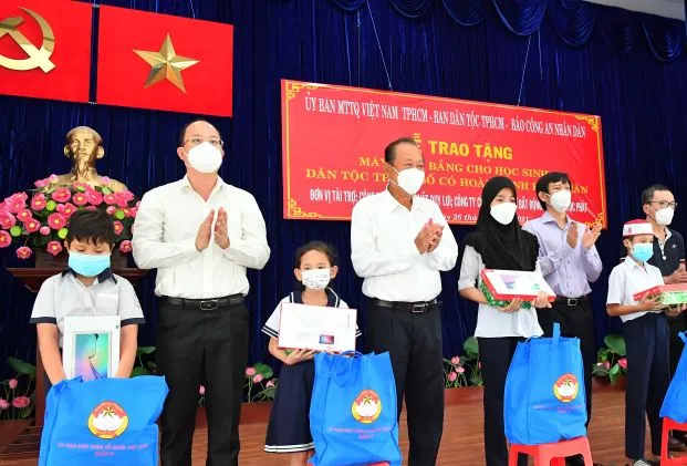 Trao tặng máy tính bảng cho học sinh dân tộc thiểu số 
