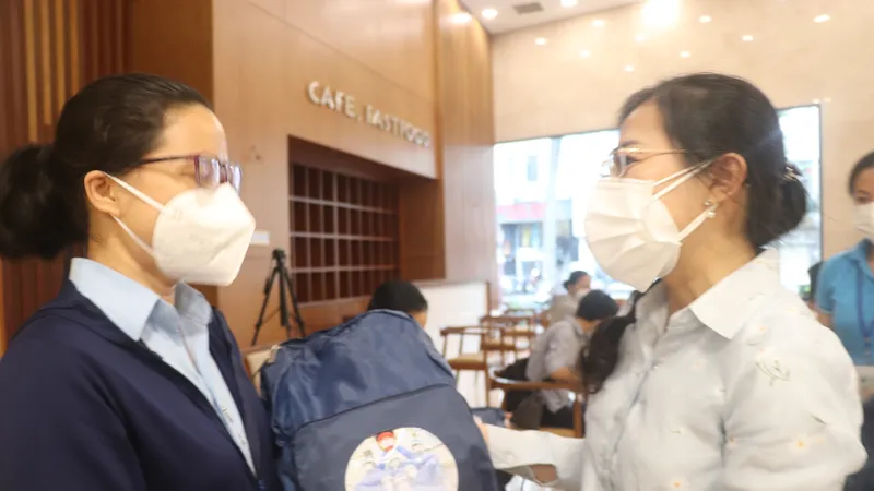 Phó Chủ tịch Ủy ban MTTQ Việt Nam TPHCM Phan Kiều Thanh Hương tặng quà động viên tình nguyện viên tôn giáo