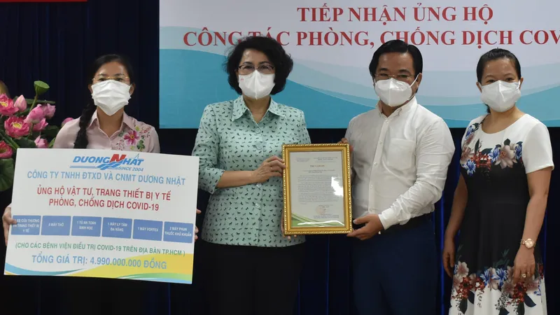Chủ tịch Ủy ban MTTQ Việt Nam TPHCM Tô Thị Bích Châu tiếp nhận ủng hộ từ Công ty TNHH Đầu tư Xây dựng và Công nghệ Môi trường Dương Nhật. Ảnh: ĐÌNH LÝ