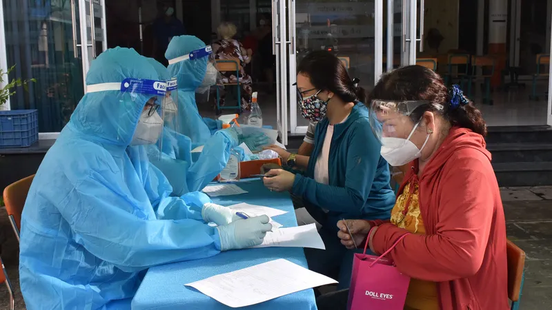 Tiêm vaccine ngừa Covid-19 cho người dân ở quận 11.