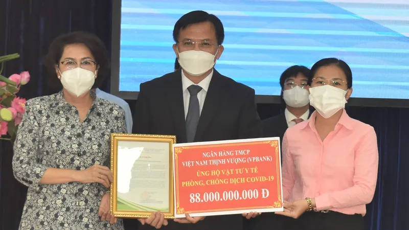 Chủ tịch Ủy ban MTTQ Việt Nam TPHCM Tô Thị Bích Châu tiếp nhận bảng tượng trưng ủng hộ từ Ngân hàng TMCP Việt Nam Thịnh Vượng