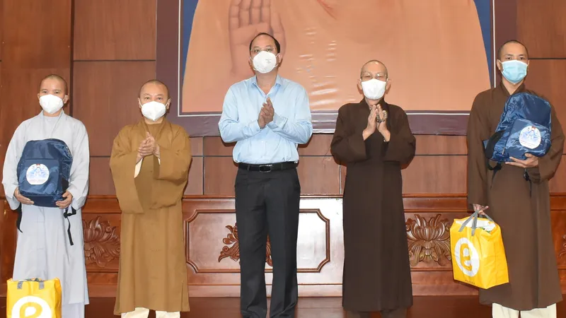 Phó Bí thư Thành ủy TPHCM Nguyễn Hồ Hải tặng quà các tình nguyên viên tại lễ xuất quân
