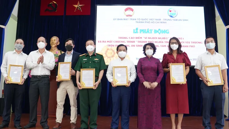 Phó Bí thư Thành ủy TPHCM Nguyễn Hồ Hải và Chủ tịch Ủy ban MTTQ Việt Nam TPHCM Tô Thị Bích Châu trao thư cảm ơn cho các đơn vị tài trợ. Ảnh: DŨNG PHƯƠNG
