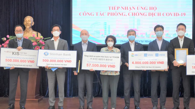 Chủ tịch Ủy ban MTTQ Việt Nam TPHCM Tô Thị Bích Châu tiếp nhận ủng hộ từ Tổng Lãnh sự quán Hàn Quốc tại TPHCM và các doanh nghiệp Hàn Quốc trao tặng. 